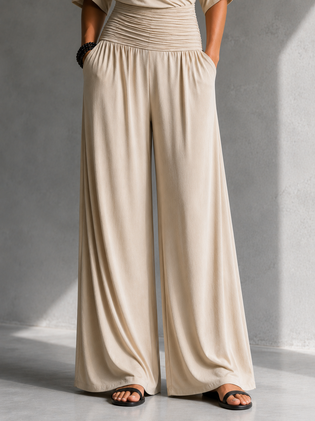 Ondina | Tuta beige con scollo a portafoglio e gamba larga