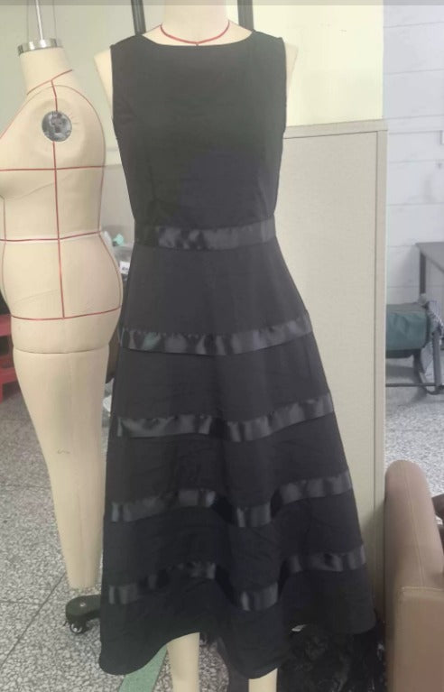 Antonella | Abito midi nero smanicato con gonna a balze e vita segnata