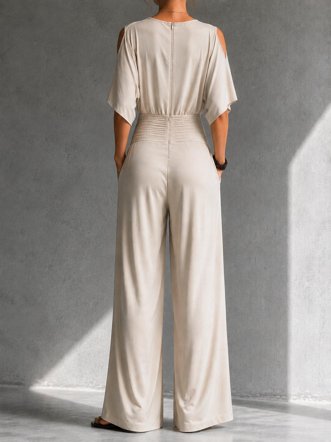 Ondina | Tuta beige con scollo a portafoglio e gamba larga