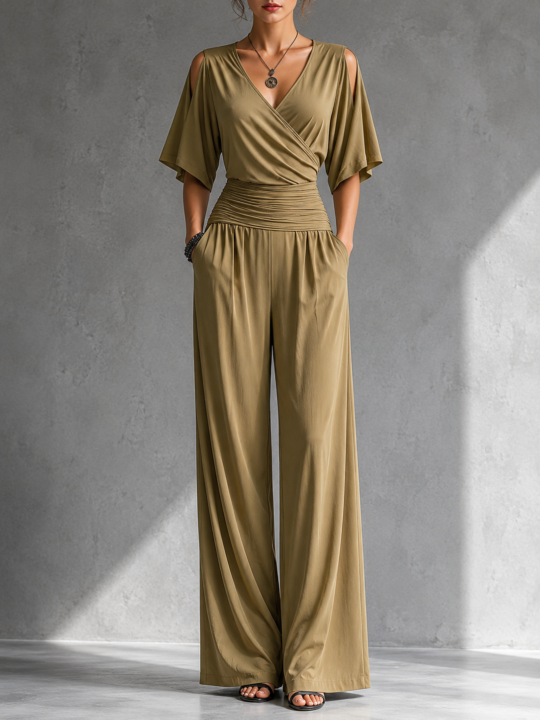 Ondina | Tuta beige con scollo a portafoglio e gamba larga