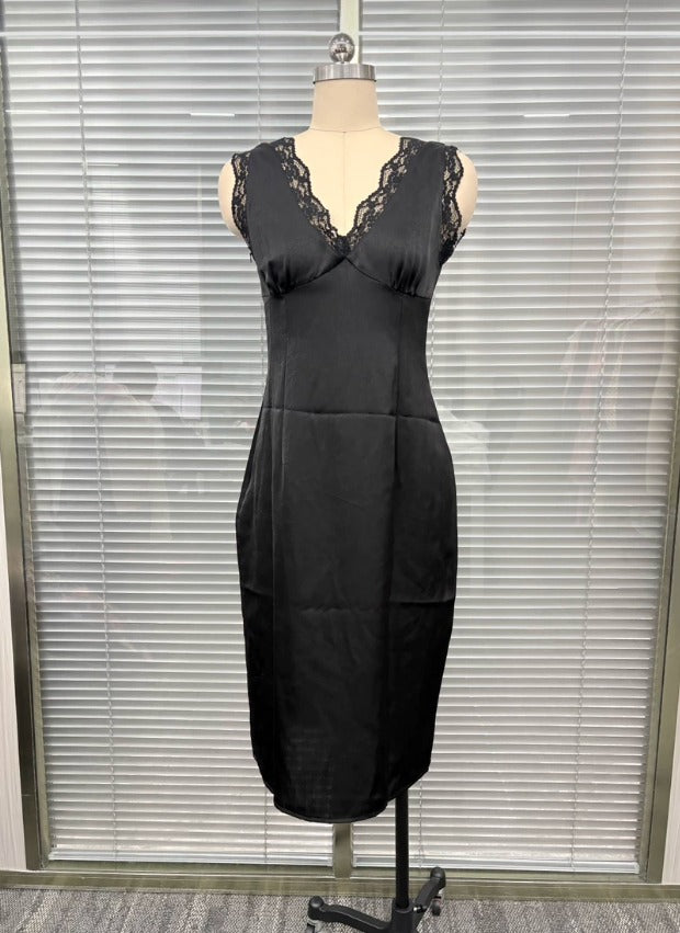 Adriana - Midi abito nero smanicato con scollo a V e bordi in pizzo